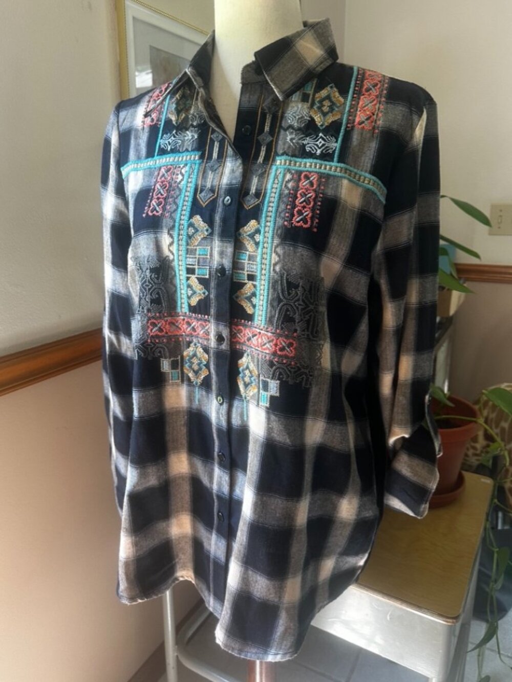 Paparazzi Button Down Blouse, Velvet Back with Embroidery, Like New, Women's L - Picture 2 of 15
